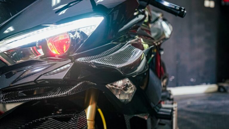 The New Yamaha R3 2025 / Price, Specification, Feautures, Neagtive Positive Points